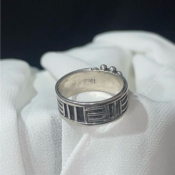 Elegant Sterling Silver Ring with Deep Amethyst Stone - Picture 4 of 5